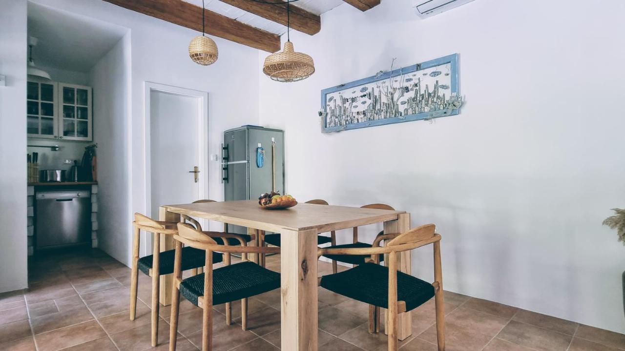 Rector'S Villa - Charming Retreat In Old Town With Jacuzzi In Private Courtyard Rab Town Luaran gambar