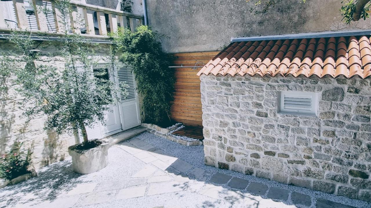 Rector'S Villa - Charming Retreat In Old Town With Jacuzzi In Private Courtyard Rab Town Luaran gambar