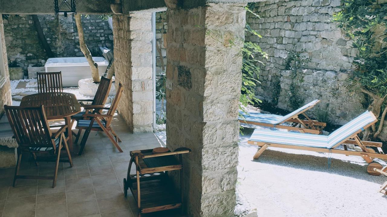 Rector'S Villa - Charming Retreat In Old Town With Jacuzzi In Private Courtyard Rab Town Luaran gambar