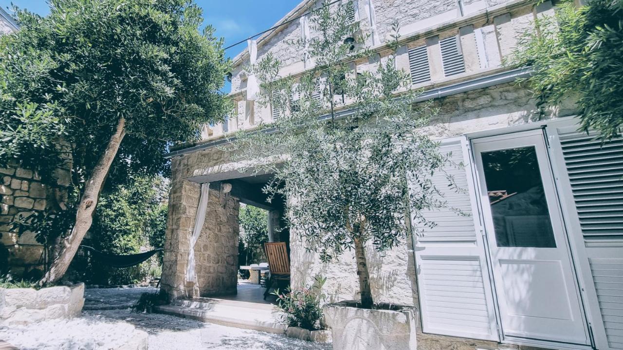 Rector'S Villa - Charming Retreat In Old Town With Jacuzzi In Private Courtyard Rab Town Luaran gambar